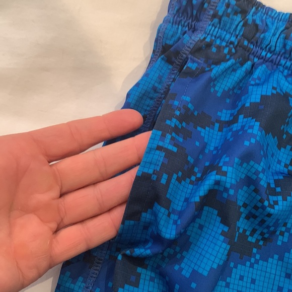 Nike Dri-fit shorts.  Youth Medium - Picture 4 of 6